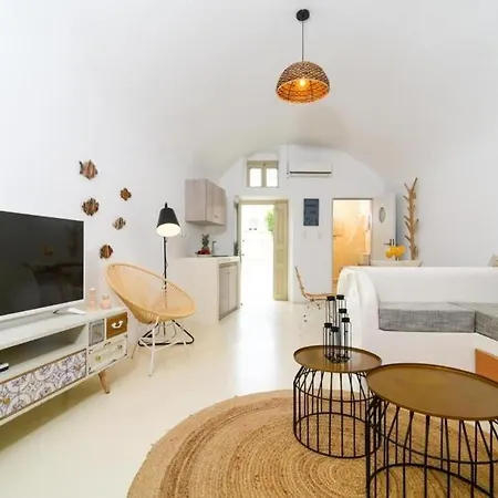 Premium Santorini 1 Bedroom Jacuzzi Underground Private Jacuzzi And Lovely Outdoor Space 别墅 费拉