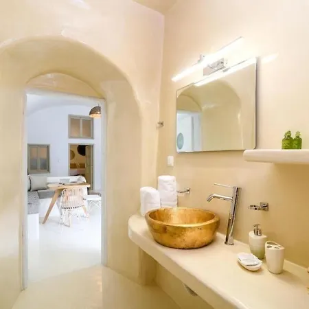 Premium Santorini 1 Bedroom Jacuzzi Underground Private Jacuzzi And Lovely Outdoor Space 费拉